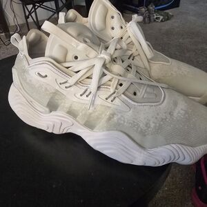 ADIDAS TRAE YOUNG BASKETBALL SIZE 11 GREAT CONDITION!!!!